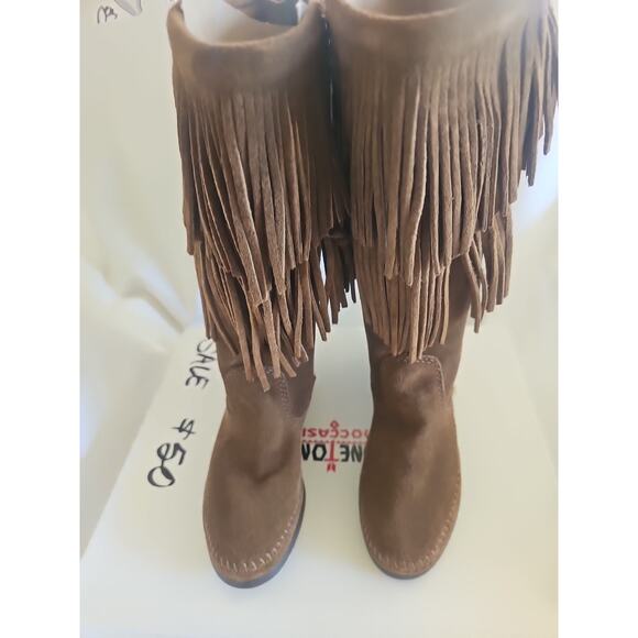 MINNETONKA,S 5 TYLE #1688, LADIES , BROWN SUEDE 2 LAYER FRINGED MID-CALF BOOTS . - Picture 2 of 9